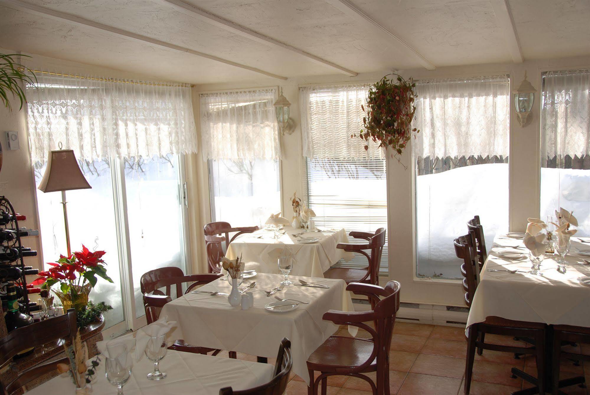Auberge La Rosepierre Bistro Henri Grandes-Bergeronnes Exterior foto