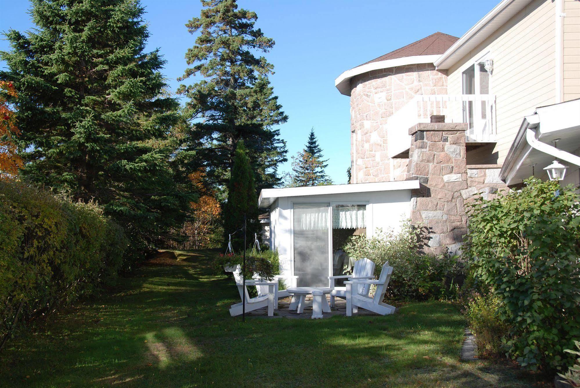 Auberge La Rosepierre Bistro Henri Grandes-Bergeronnes Exterior foto